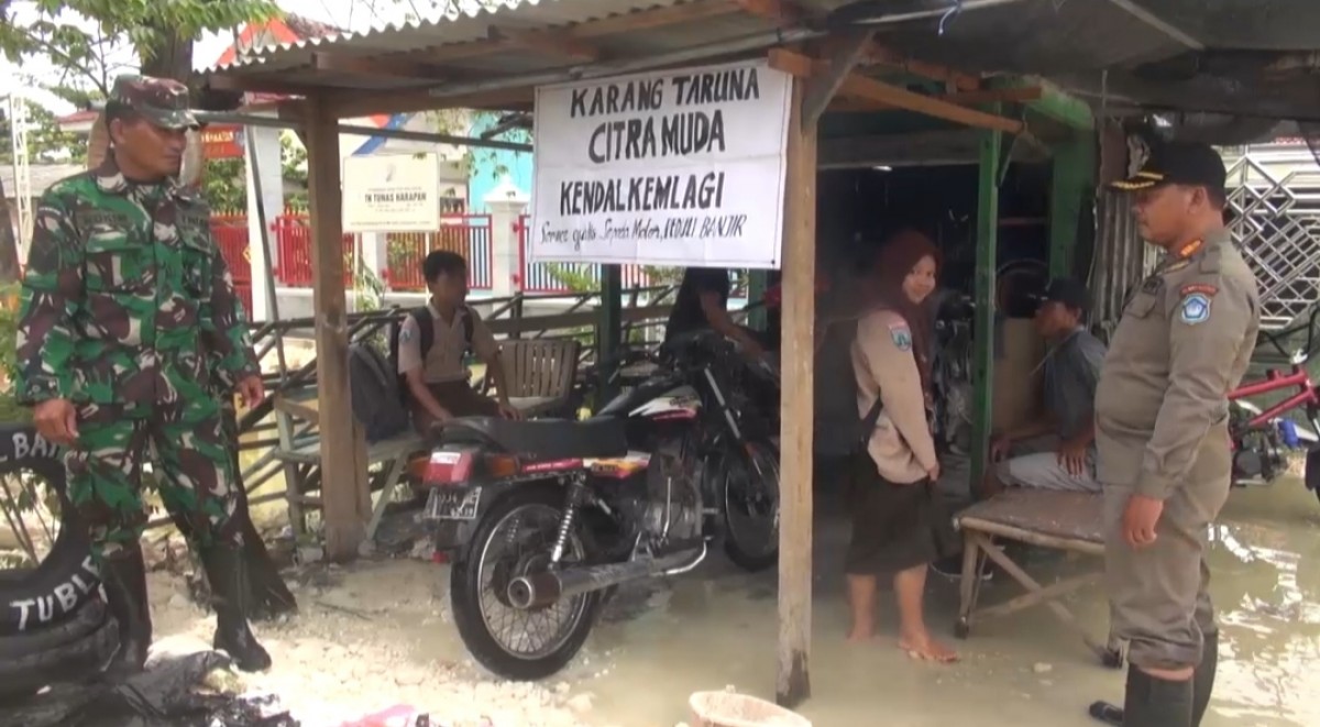 Bengkel gratis pemuda di Lamongan tampak ramai dipadati motor mogok milik warga dan pelajar. (Foto : Adyad Ammy Iffansah/jatimnow.com)