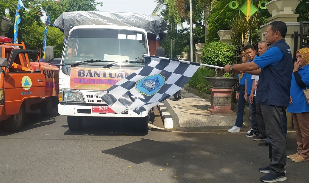 Bupati Lamongan, Yuhronur Efendi saat melepas mobil bantuan bagi warga terdampak banjir di 8 kecamatan. (Foto: Adyad Ammy Iffansah/jatimnow.com)