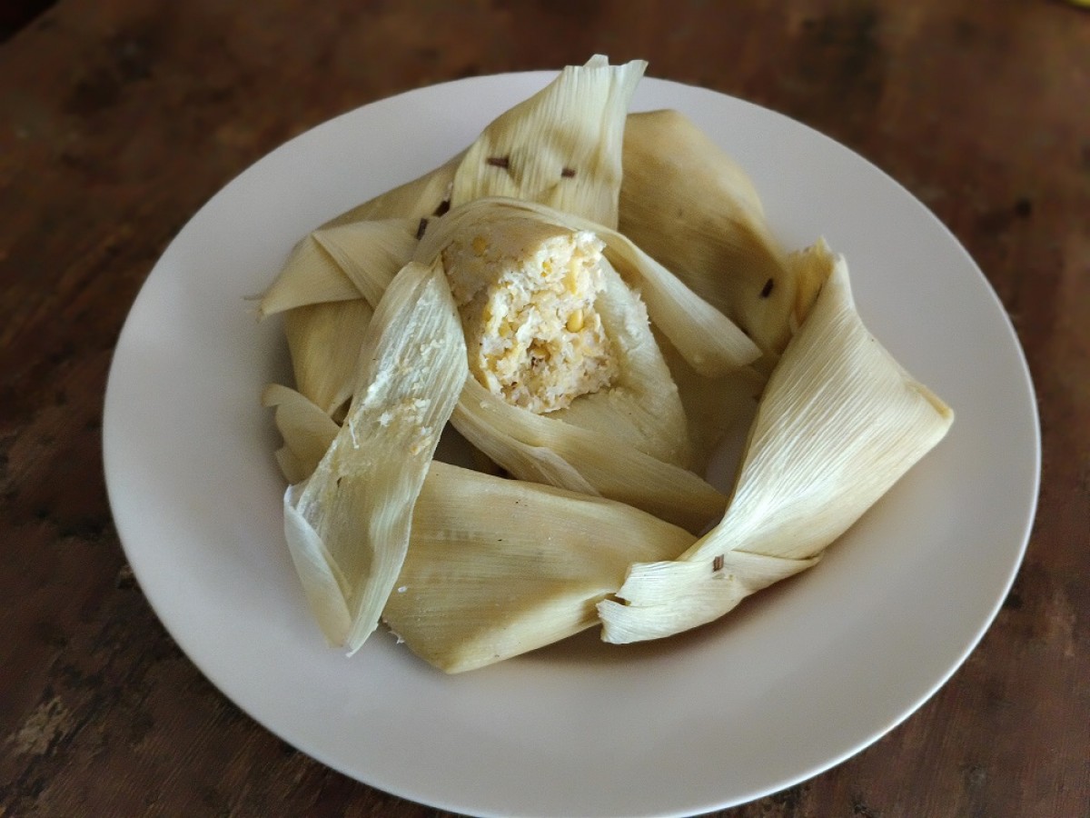 Lepet jagung manis. (Foto: Rama Indra/jatimnow.com)