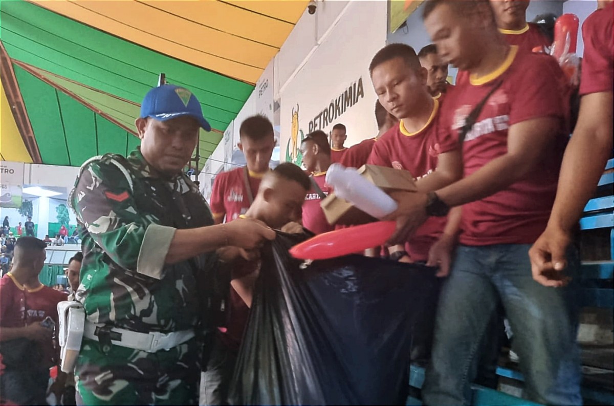 Aksi suporter BIN saat membersihkan sampah di GOR Tridharma Petrokimia Gresik (Foto: Sahlul Fahmi/jatimnow.com)