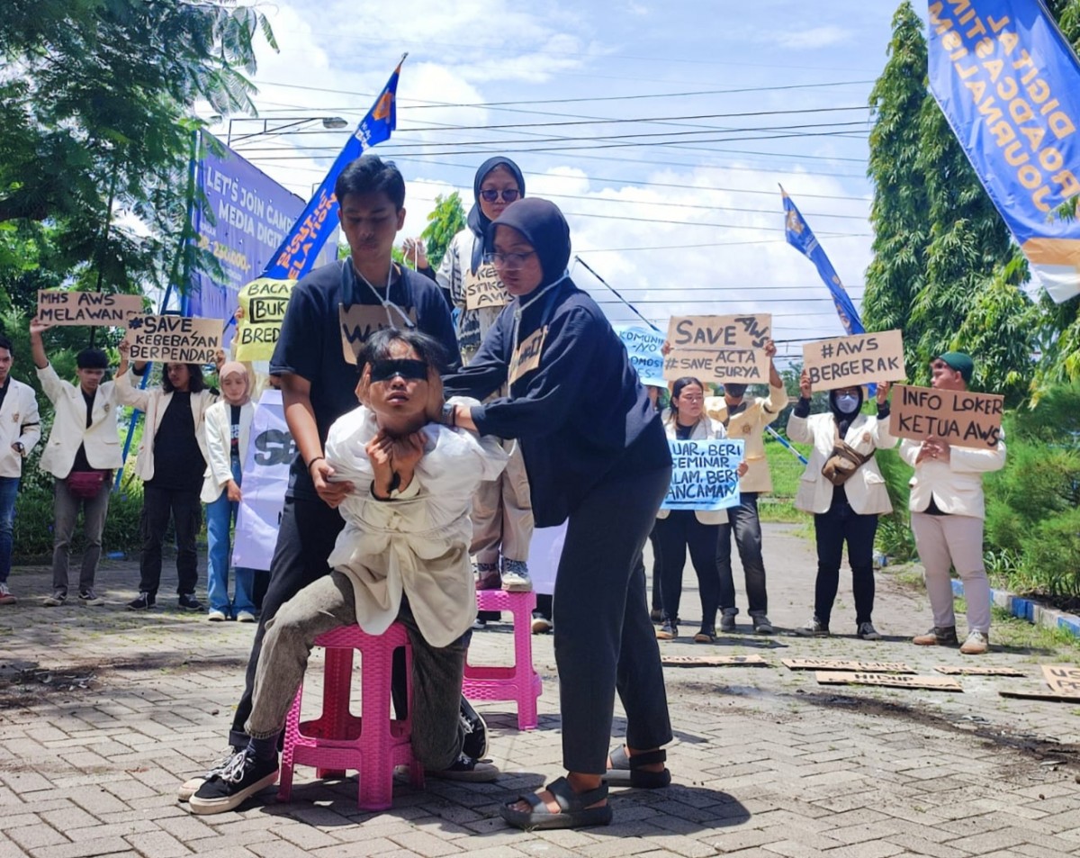 Aksi mahasiswa Stikosa-AWS (Foto-foto: Fahrizal Tito/jatimnow.com)