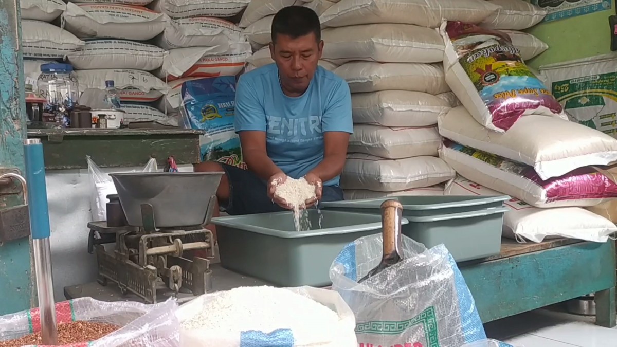 Sugandi pedagang yang menjual beras impor di Pasar Citra Niaga (PCN) Jombang.(Foto: Elok Aprianto/jatimnow.com)