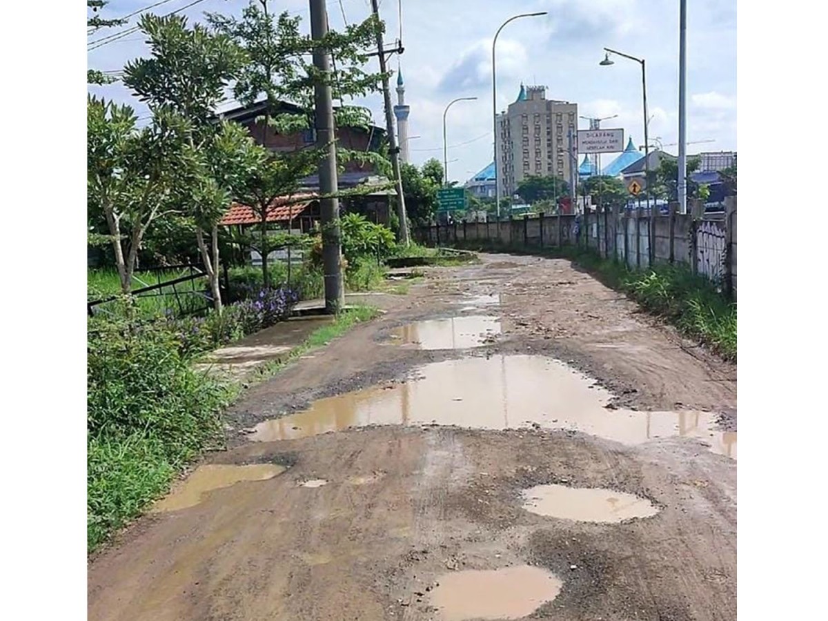 Jalan rusak dan berlubang di Sepanjang Indah Sidoarjo perbatasan Surabaya (Foto: Asta for jatimnow.com)