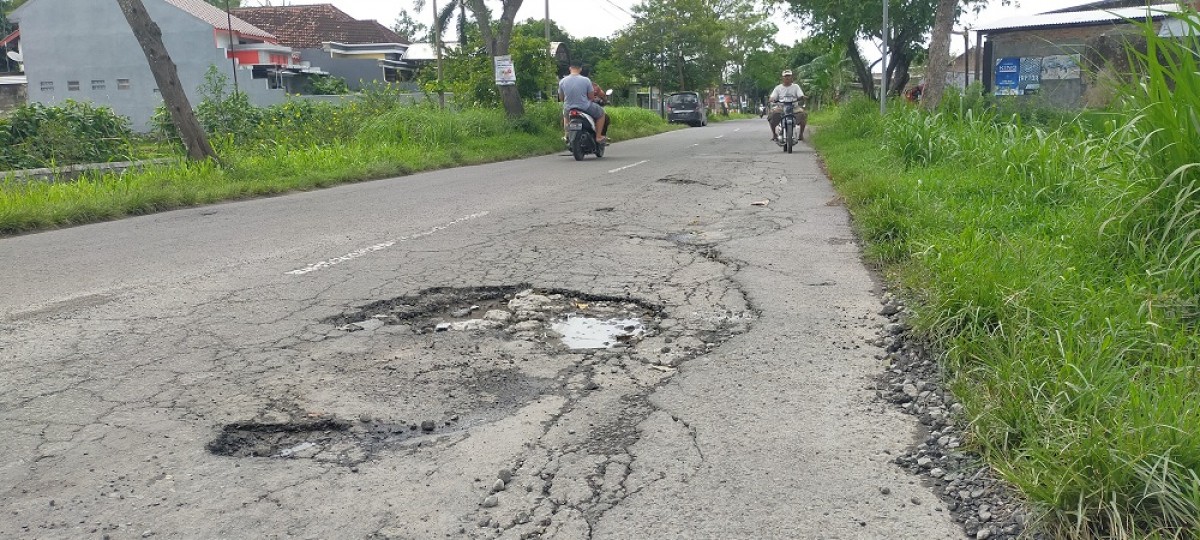 Kondisi jalan berlubang yang menghubungkan Kecamatan Jogoroto dan Peterongan. (Foto: Elok Aprianto/jatimnow.com)