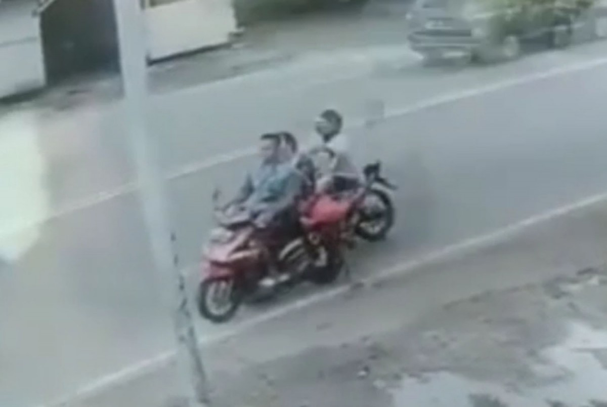 Jambret bermotor Satria beraksi di Mojokerto (Foto: Tangkapan layar video CCTV)