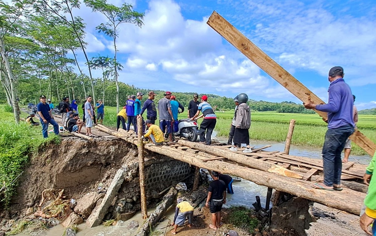 Warga melakukan kerja bakti membuat jembatan yang putus di Asemgede, Ngusikan, Jombang. (foto: Elok Aprianto/jatimnow.com)