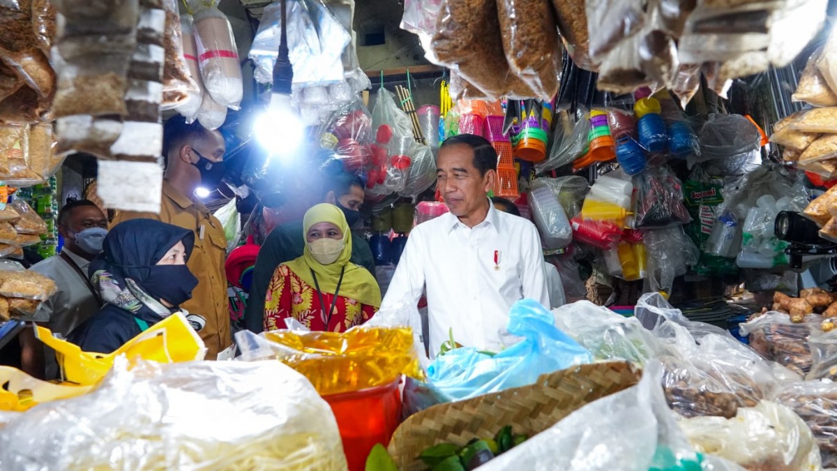 Presiden Jokowi saat blusukan di Pasar Wonokromo Surabaya. (Foto: Humas Pemprov Jatim/jatimnow.com)