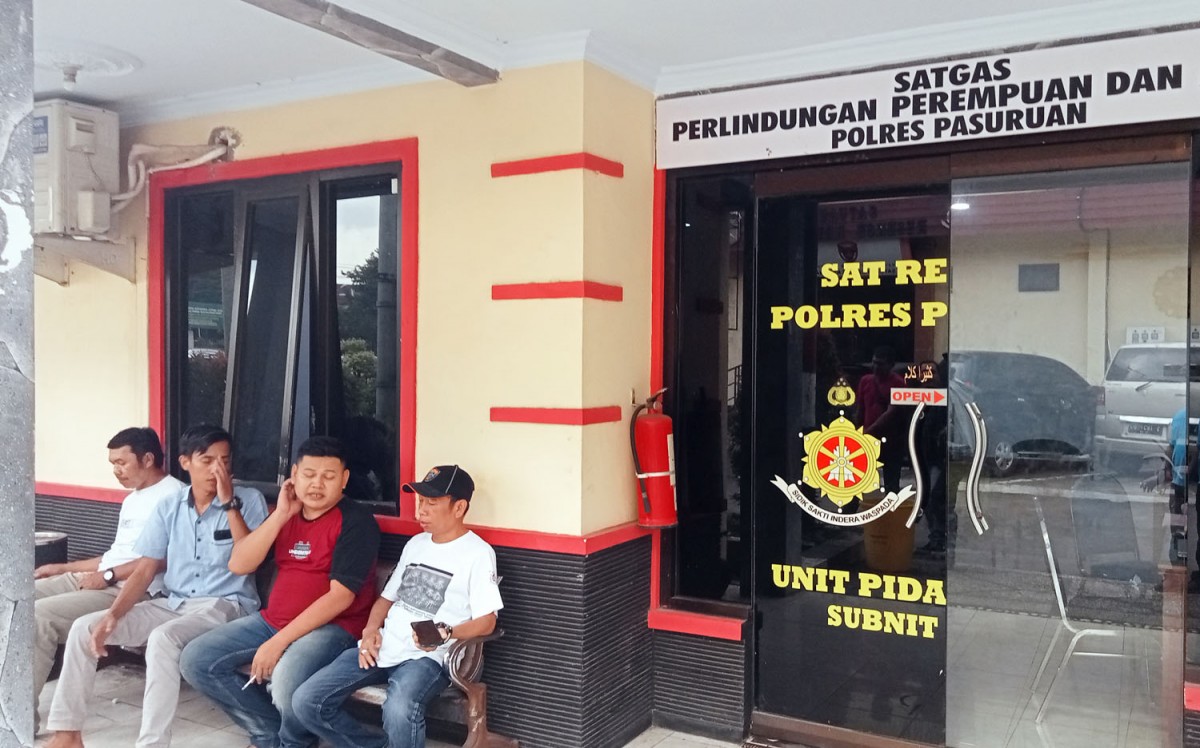 Kades Petung, Mursidi (dua dari kanan) - (Foto: Moch Rois/jatimnow.com)