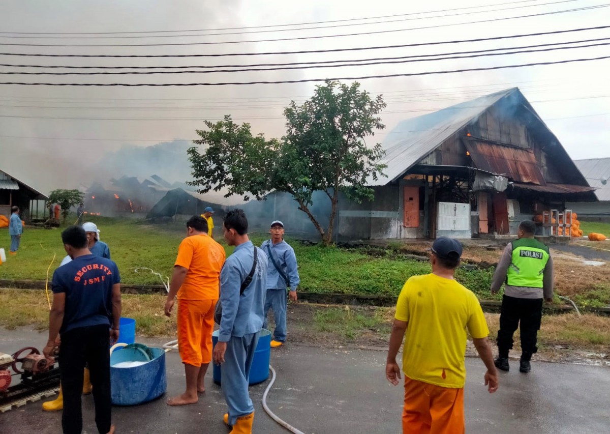Petugas pemadam bersiap melakukan pemadaman (Foto: Grup WhatsApp)