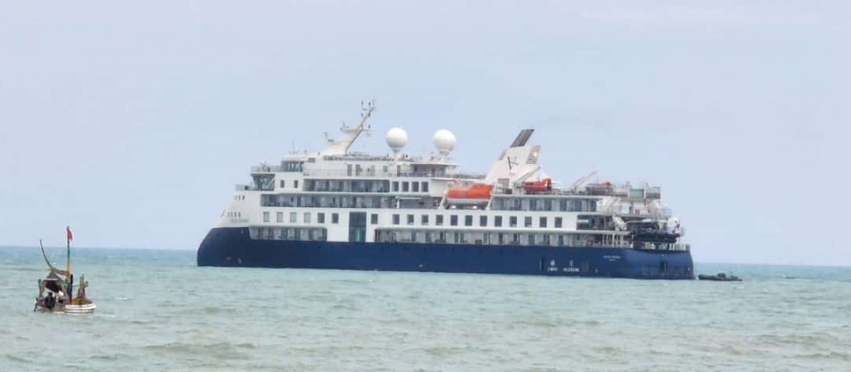 Kapal pesiar Ocean Odyssey tidak bisa sandar di Sumenep lantaran buruknya cuaca. (Mat Soleh for jatimnow.com)