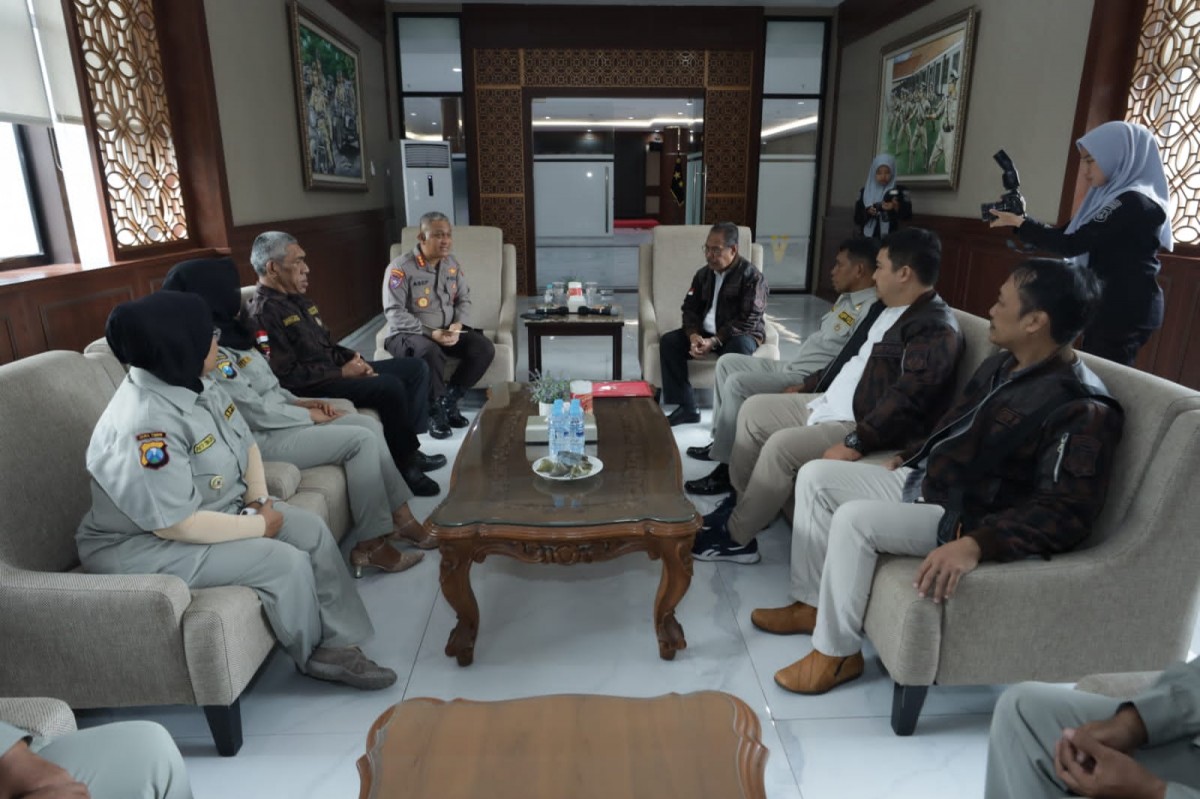 Erick Tahalele dan jajaran pengurus saat mendatangi Mapolda Jatim. (Foto: Nang for jatimnow.com)