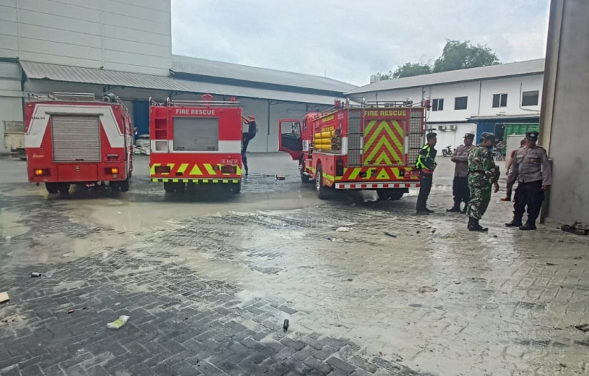 Proses pemadaman kebakaran gudang beras CV Sumber Pangan Kediri (Foto: Polsek Pagu/jatimnow.com)