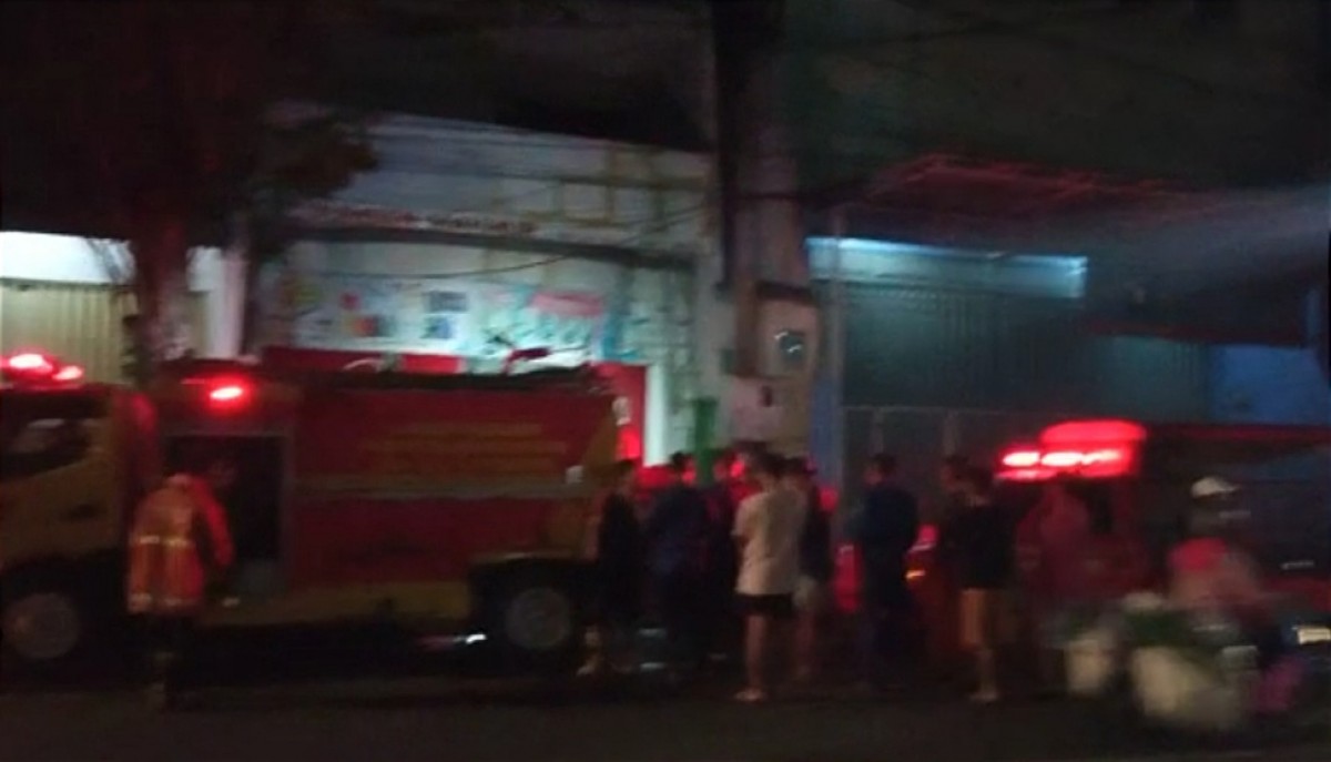 Petugas Damkar Gresik saat menjinakkan Si Jago Merah di Jalan Usman Sadar. (foto: Damkar Gresik for jatimnow.com)