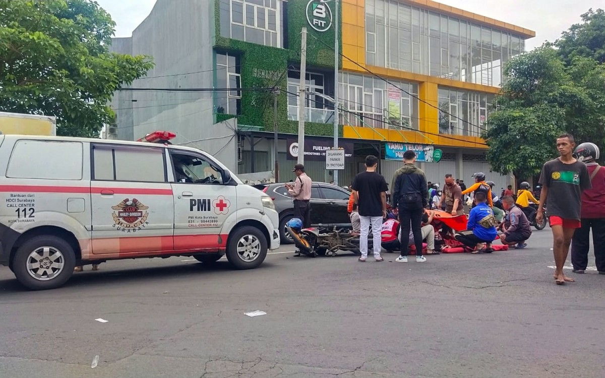 Kecelakaan moge dan Honda Blade di Surabaya (Foto: Rama Indra/jatimnow.com)