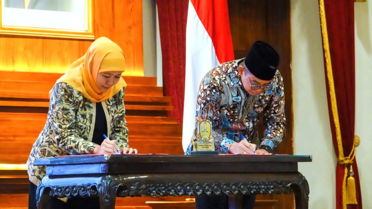 Penandatangaan nota kesepakatan dalam rangka optimalisasi penerimaan pajak pusat dan pajak daerah antara Gubernur Khofifah bersama Dirjen Pajak Kemenkeu RI Suryo Utama di Gedung Negara Grahadi. (foto: Humas Pemprov Jatim/jatimnow.com)