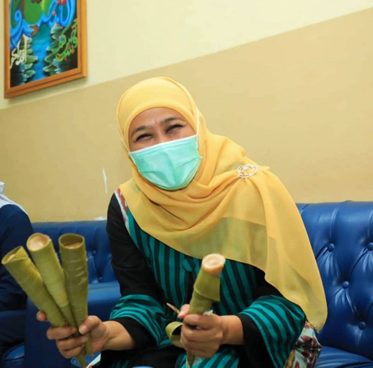 Gubernur Khofifah Indar Parawansa memegang memamerkan jumbrek. (foto : IG. khofifah.ip)