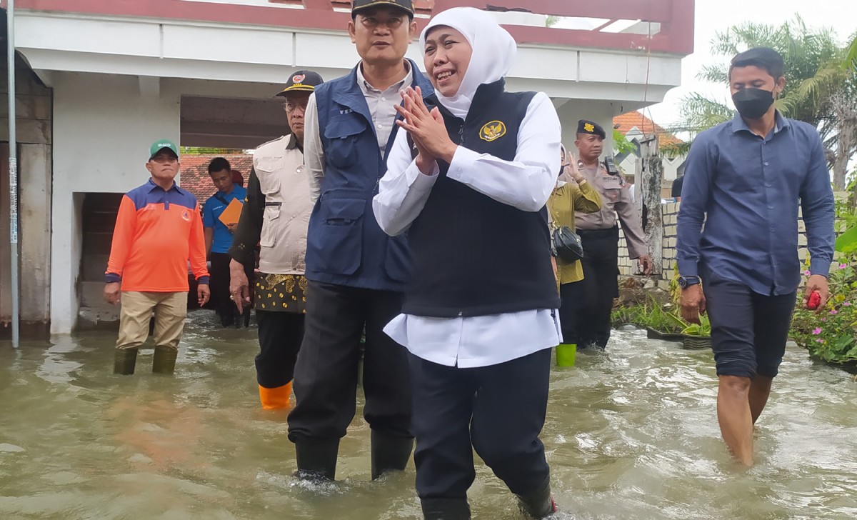 Gubernur Jatim, Khofifah Indar Parawansa saat meninjau banjir Lamongan (Foto: Adyad Ammy Iffansah/jatimnow.com)