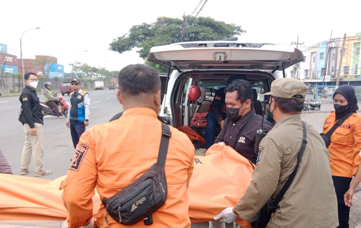 Petugas saat mengevakuasi jenazah salah satu korban kecelakaan di Surabaya (Foto: BPBD Kota Surabaya for jatimnow.com)