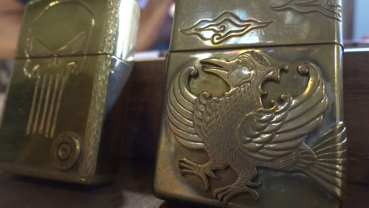 Korek Zippo yang telah diukir oleh Joko Santoso, proses pengerjaan seni engraving. (Foto-foto: Bramanta Pamungkas/jatimnow.com)