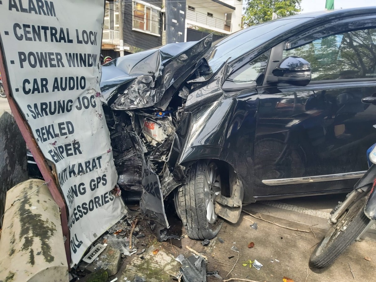 Mobil Ketua KPU Pamekasan Kecelakaan di Sidoarjo