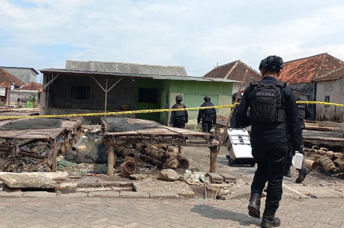 Tim Jibom Gegana Brimob Polda Jatim menyisir lokasi ledakan bom bondet di Kota Pasuruan (Foto: Polsek Purworejo)