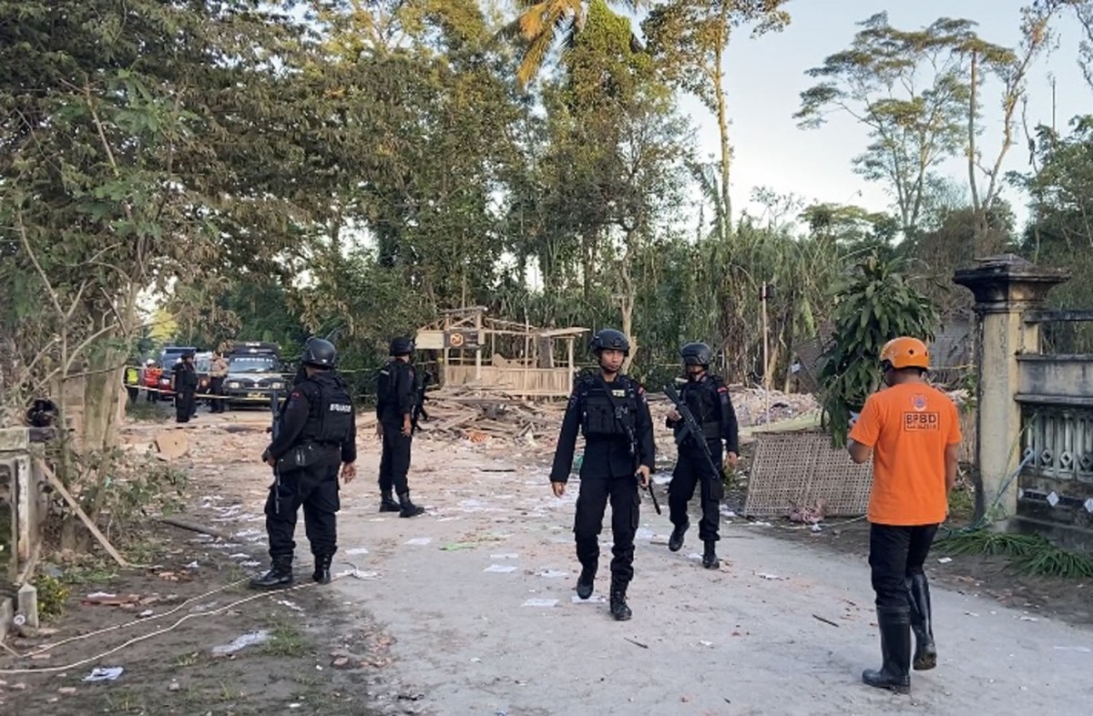 Tim Jibom Polda Jatim menyisir lokasi ledakan petasan di Blitar (Foto: Yanuar Dedy/jatimnow.com)