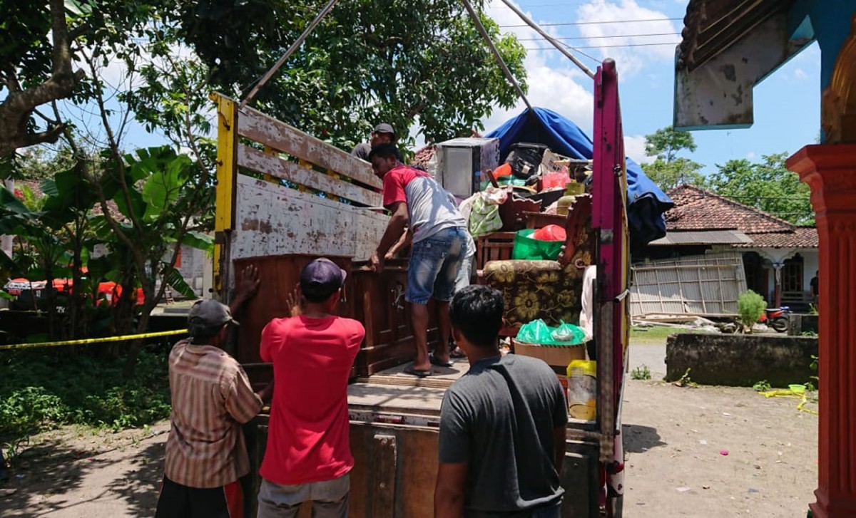 Warga melakukan pembersihan dan angkut perabotan yang selamat (Foto: Bramanta Pamungkas/jatimnow.com)