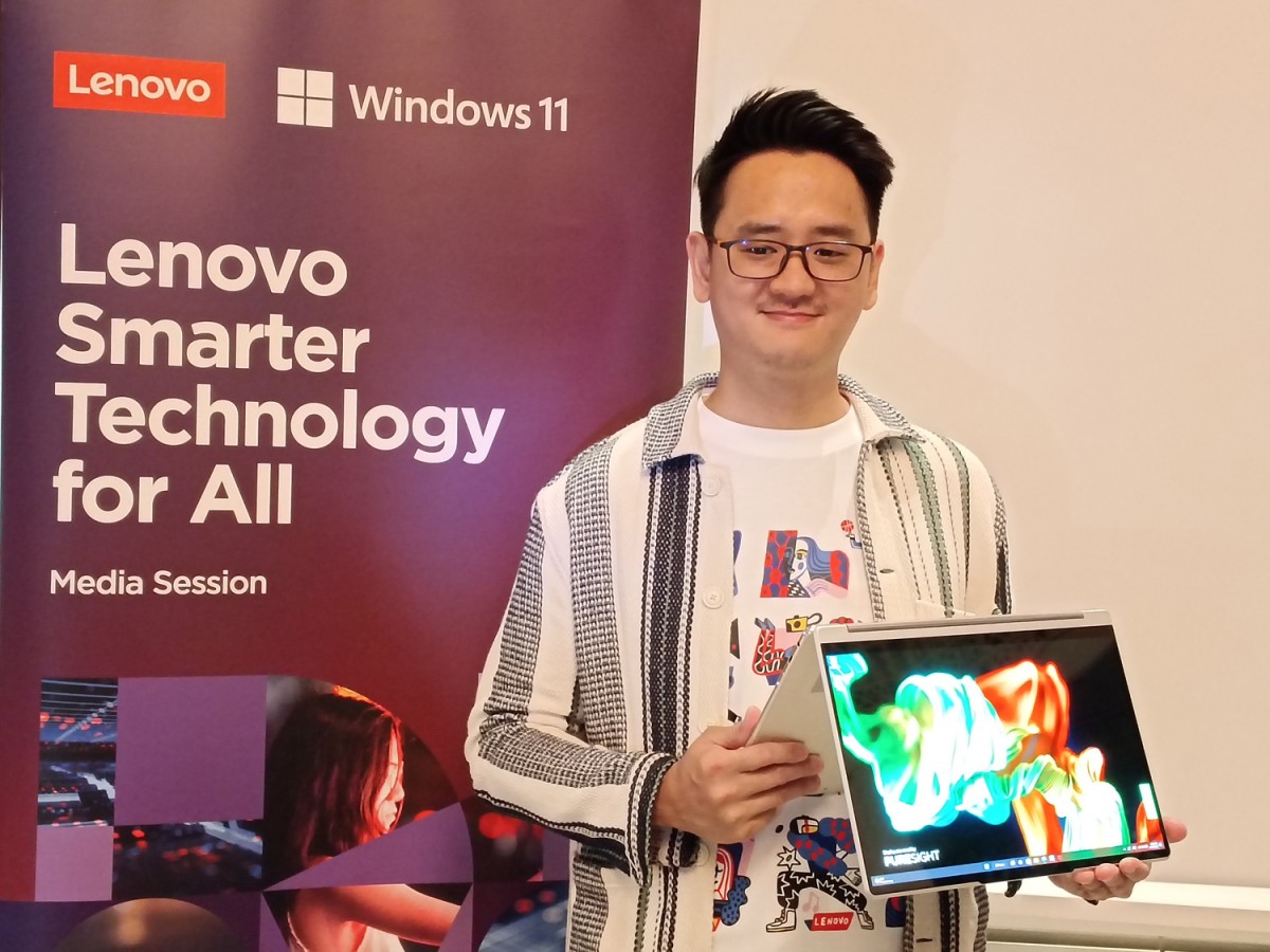 Product Manager Yoga dan Legion Lenovo Indonesia, Henry Lim memamerkan produk Lenovo Yoga (Foto-foto: Rama Indra/jatimnow.com)
