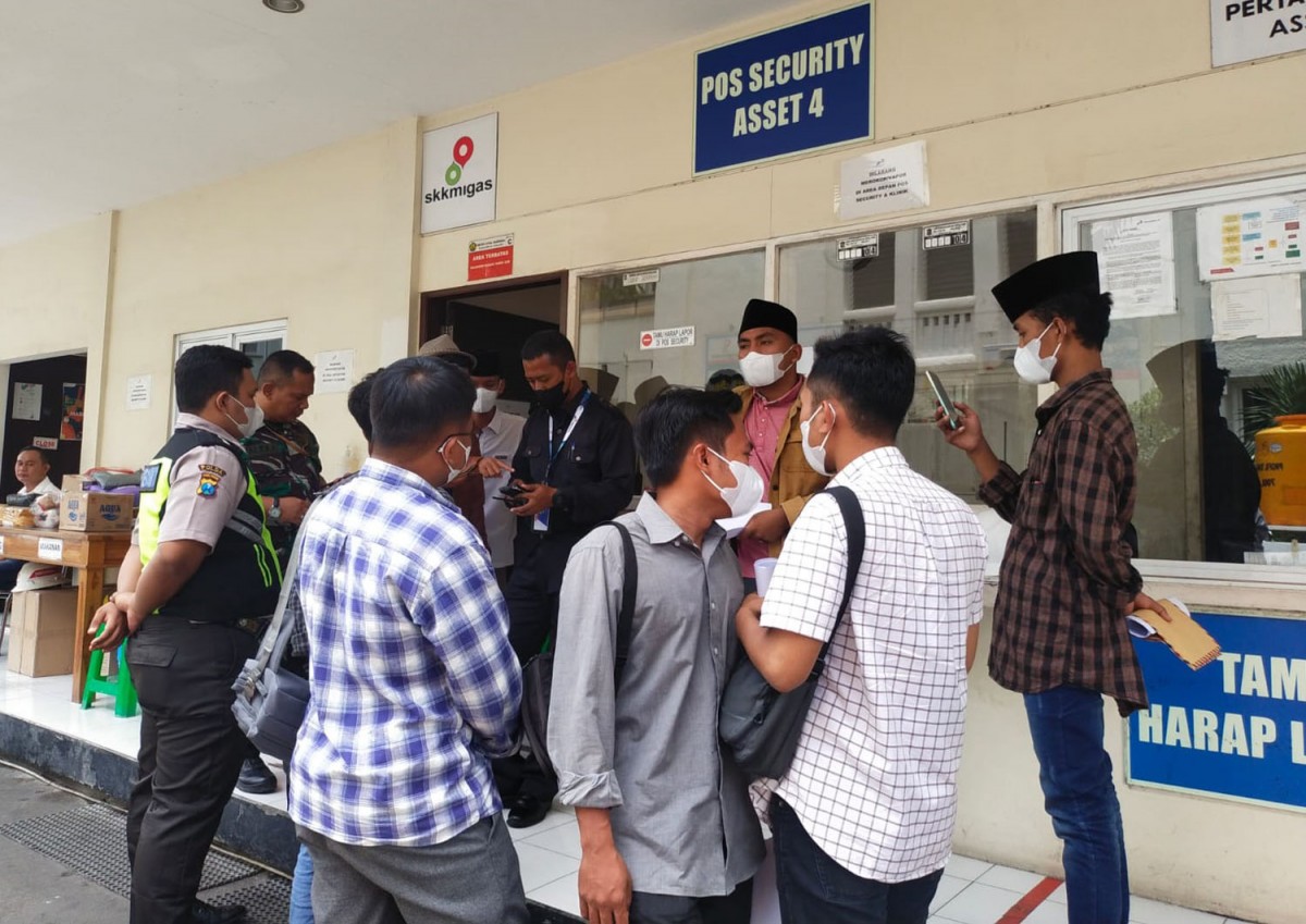 Gerakan Mahasiswa dan Masyarakat Peduli Bangkalan saat mendatangi kantor SKK Migas (Foto: Eko for jatimnow.com)