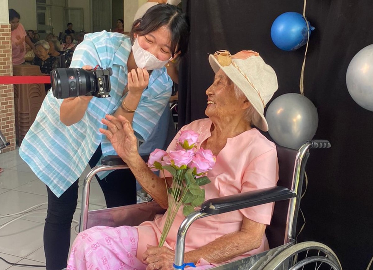 Momen haru saat mahasiswa UC Surabaya mengabadikan kenangan terindah oma opa (Foto: Erlita for jatimnow.com)