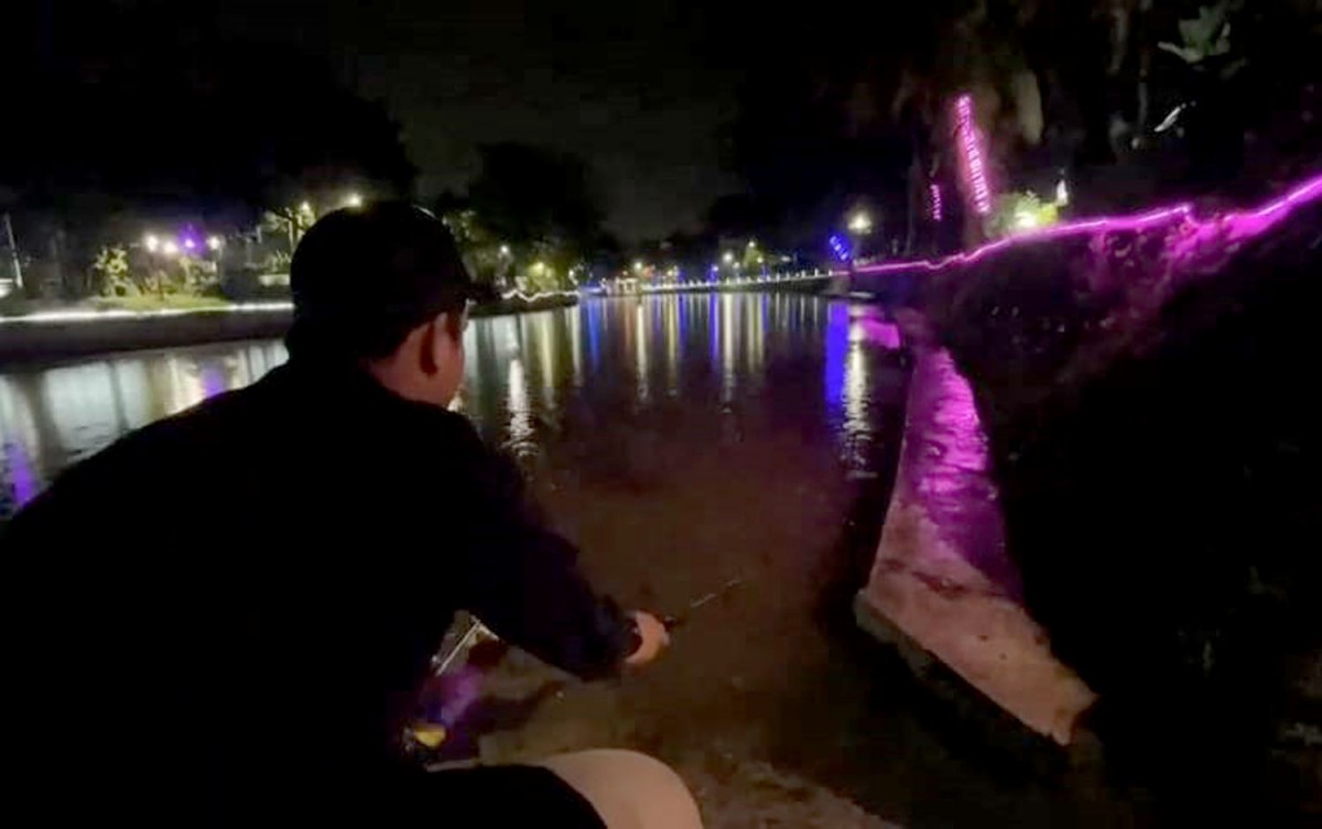 Salah satu pemancing ikan di Sungai Kalimas Surabaya (Foto-foto: Rama Indra/jatimnow.com)