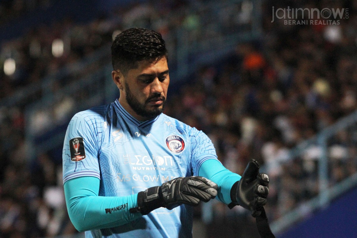 Kiper Arema FC, Adilson Maringa (Foto: Sahlul Fahmi/jatimnow.com)