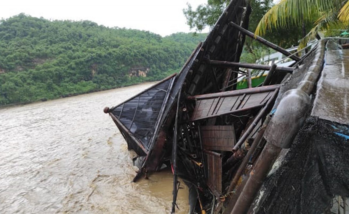 Masjid Apung Pacitan roboh diterjang banjir (Foto: Doyok for jatimnow.com)