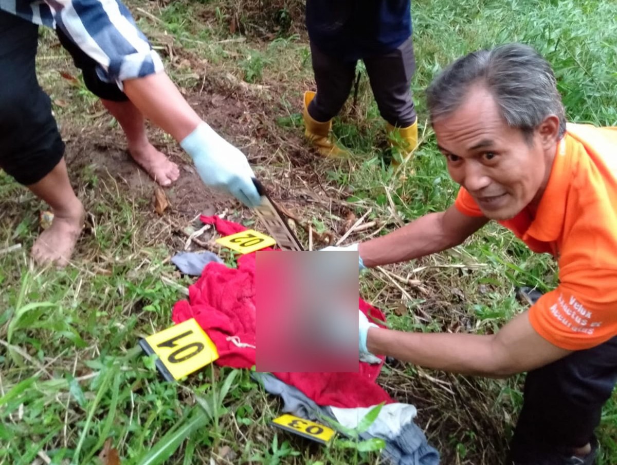 Polisi melakukan identifikasi penemuan mayat bayi di sekitar vila di Trawas, Mojokerto (Foto: Parno for jatimnow.com)