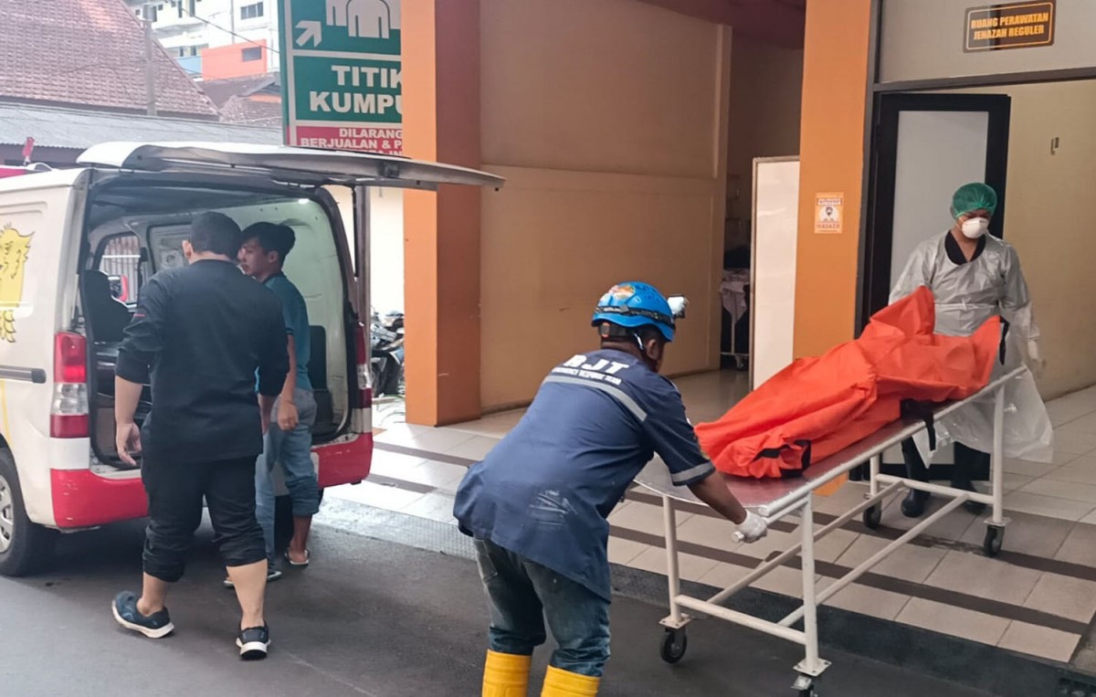 Evakuasi jenazah korban (Foto: Polsek Klojen)
