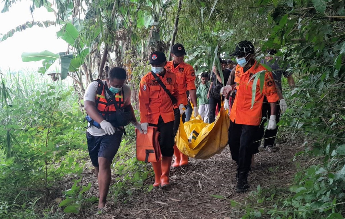 Proses evakuasi mayat wanita berdaster pink di Bojonegoro (Foto: BPBD Bojonegoro for jatimnow.com)