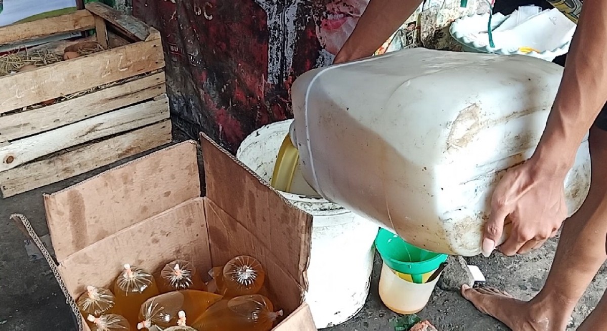 Minyak curah dan beras yang ada di Pasar Krian. (Foto: Zainul Fajar/jatimnow.com)