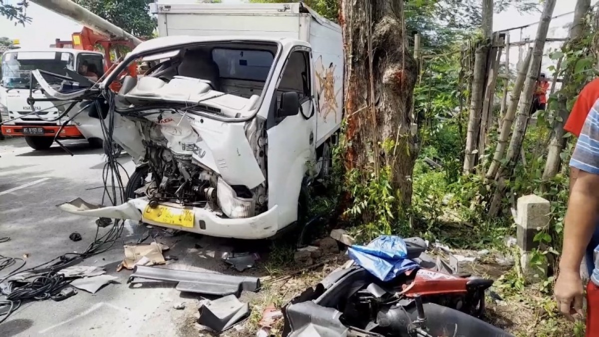 Kondisi pikap box yang mengalami kecelakaan beruntun di Kediri. (foto: Yanuar Dedy/jatimnow.com)