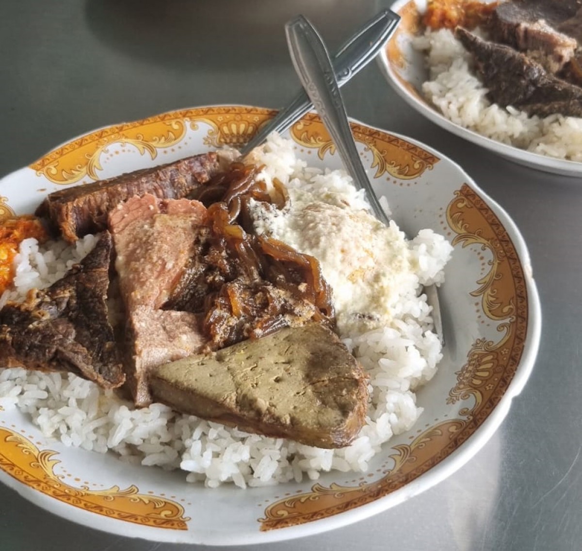 Menu andalan warung gang amboina. (foto: Fathor Rahman/jatimnow.com)