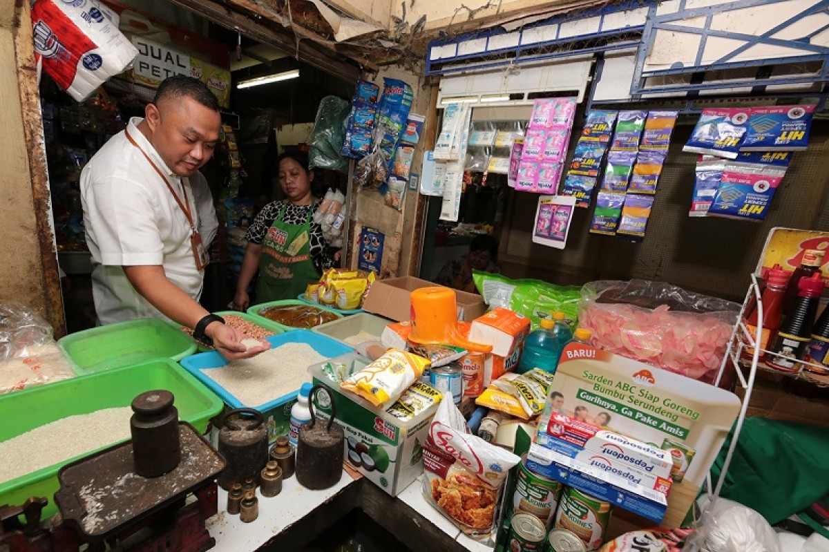 Direktur Utama Perusahaan Daerah (PD) Pasar Surya Surabaya, Agus Priyo saat meninjau pasar. (Foto: Humas Pemkot Surabaya/jatimnow.com)