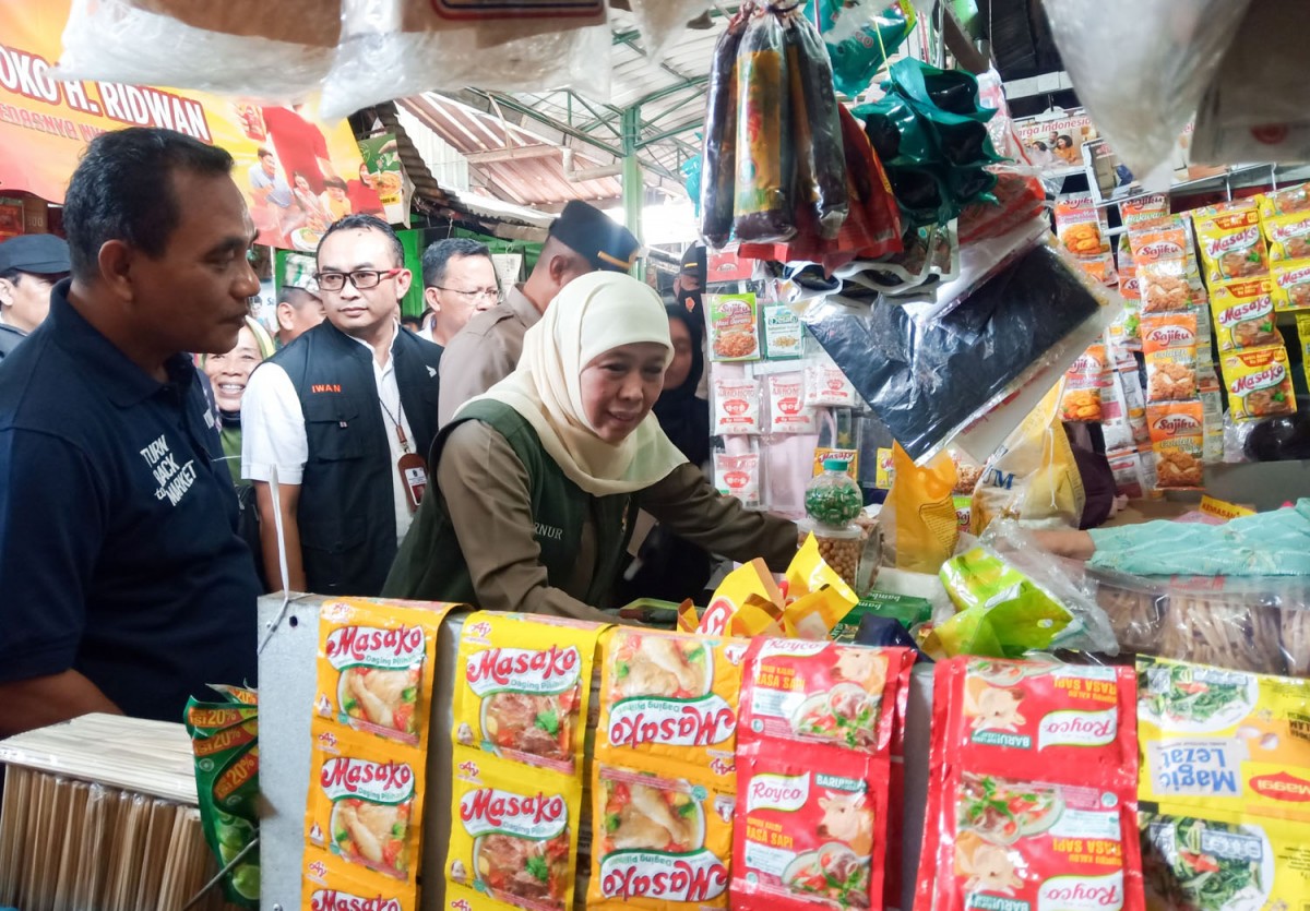 Gubernur Jawa Timur Khofifah Indar Parawansa saat menjumpai para pedagang Pasar Taman Sidoarjo (Foto: Zainul Fajar/jatimnow.com)