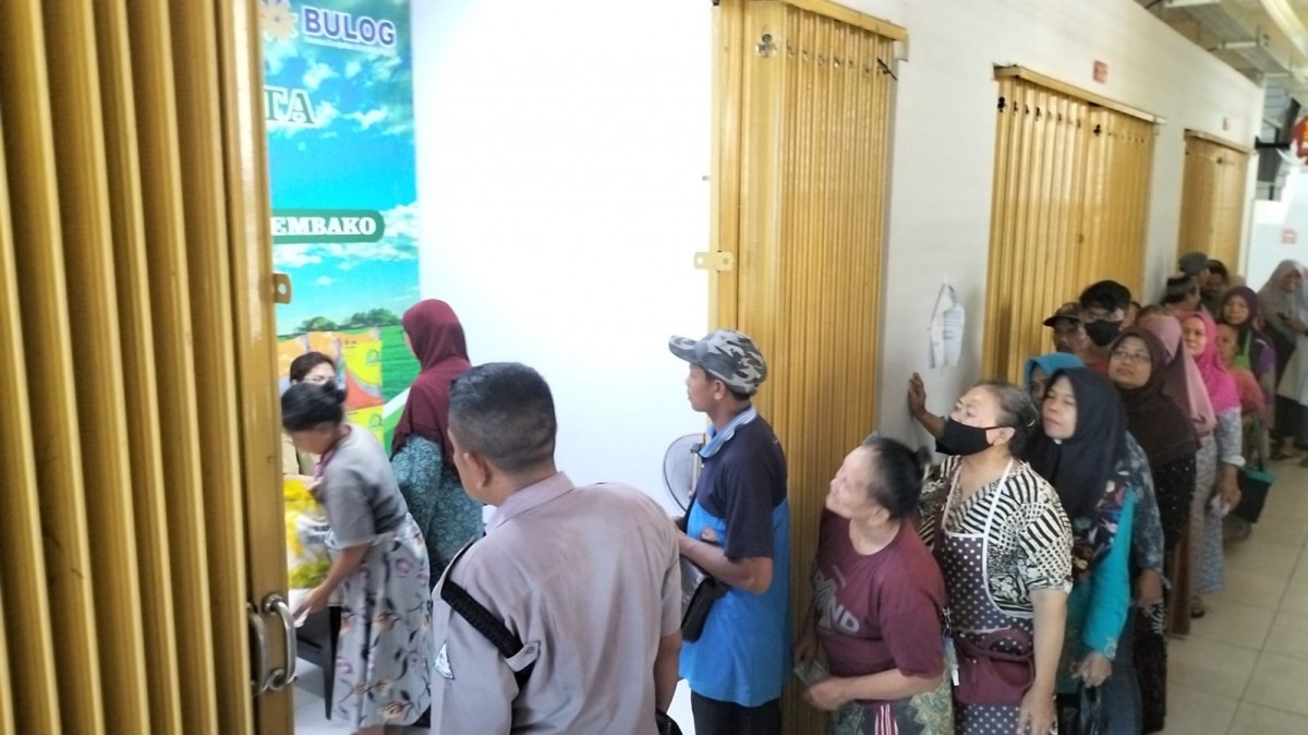 Antrean warga Ponorogo membeli beras murah dalam operasi pasar yang dilakukan pihak Bulog. (foto: Ahmad Fauzani/jatimnow.com)