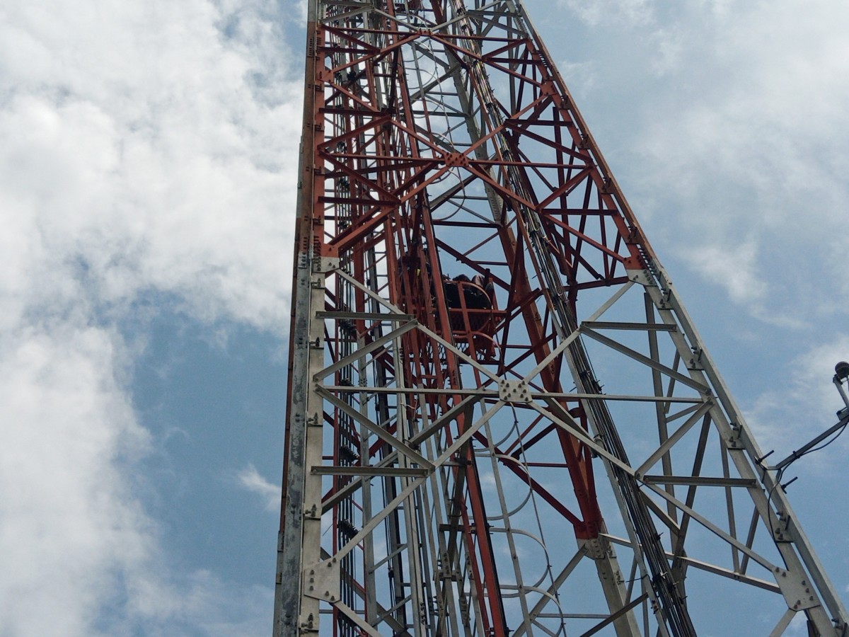 Pria nekat panjat tower BTS di Sukodono, Sidoarjo. (Foto: Zainul Fajar/jatimnow.com)