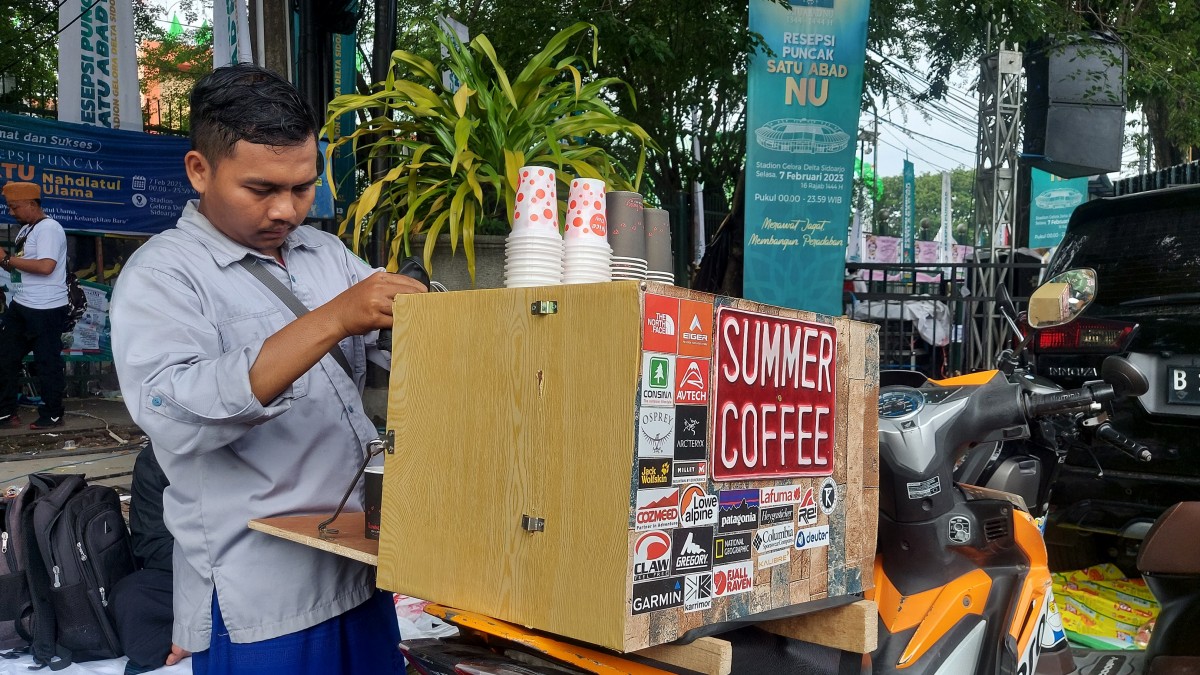 Pedagang kopi di sekitar GOR Delta Sidoarjo, lokasi resepsi puncak 1 Abad NU. (Foto-foto: Ni'am Kurniawan/jatimnow.com)
