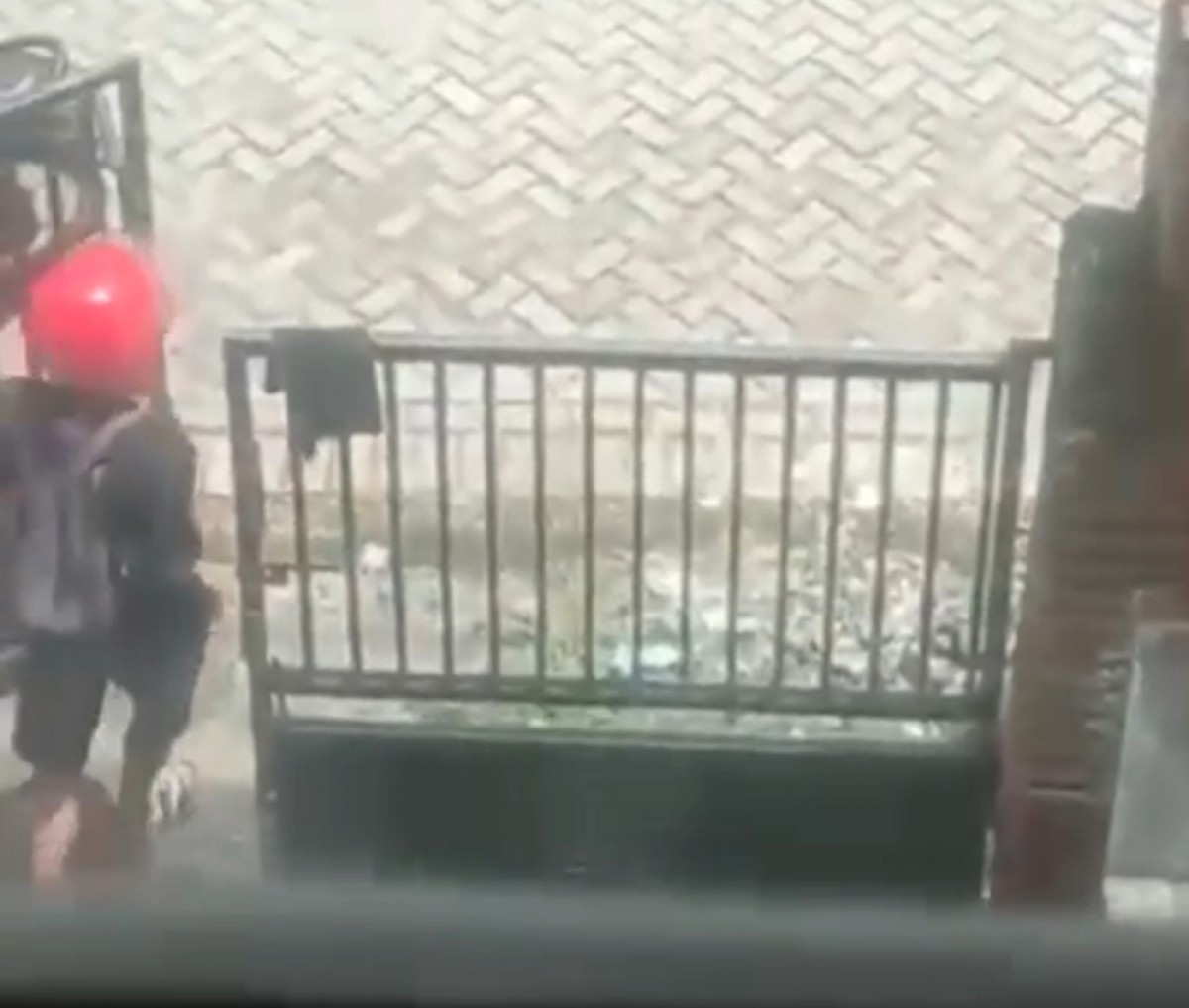 Tangkapan layar pencuri CD wanita di Mojokerto. (foto: tangkapan layar)