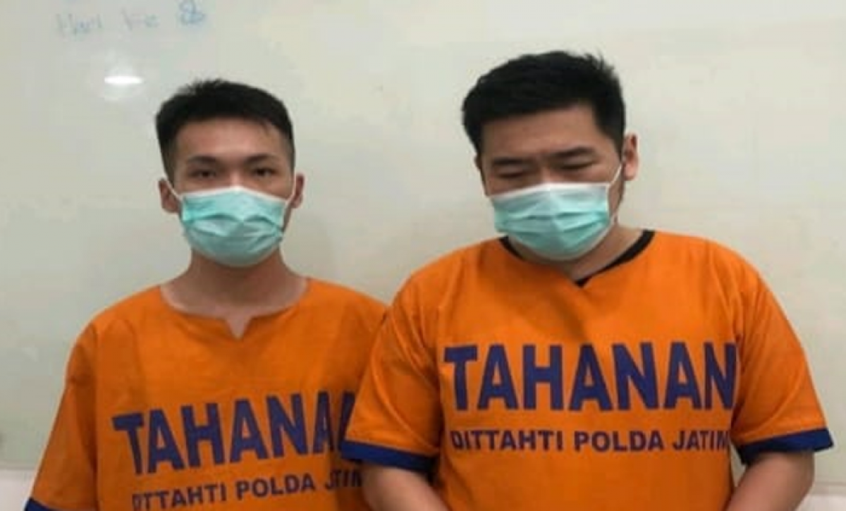 Dua tersangka yang diamakan Subdit I Ditreskrimsus Polda Jatim. (foto: Humas Polda Jatim for jatimnow.com).