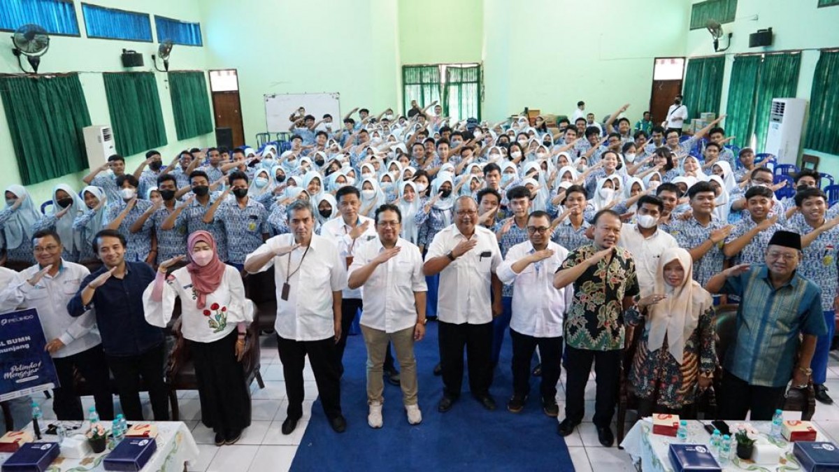 Direktur Keuangan, Sumber Daya Manusia, dan Umum PT Terminal Teluk Lamong, Wahyu Widodo setelah memberikan materi Pelindo Mengajar. (foto: TTL for jatimnow.com)