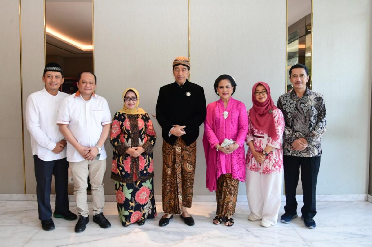 Presiden Joko Widodo beserta Ibu Negara Iriana Jokowi, dan Bupati Jombang Mundjidah saat silaturahmi di Surabaya. (Foto: Humas Pemkab Jombang/jatimnow.com)