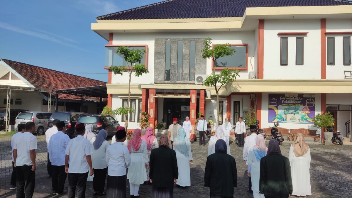 ASN di Lamongan berbusana serba putih saat apel pagi di Dinas Pariwisata dan Kebudayaan Lamongan. (Foto: Adyad Ammy Iffansah/jatimnow.com)