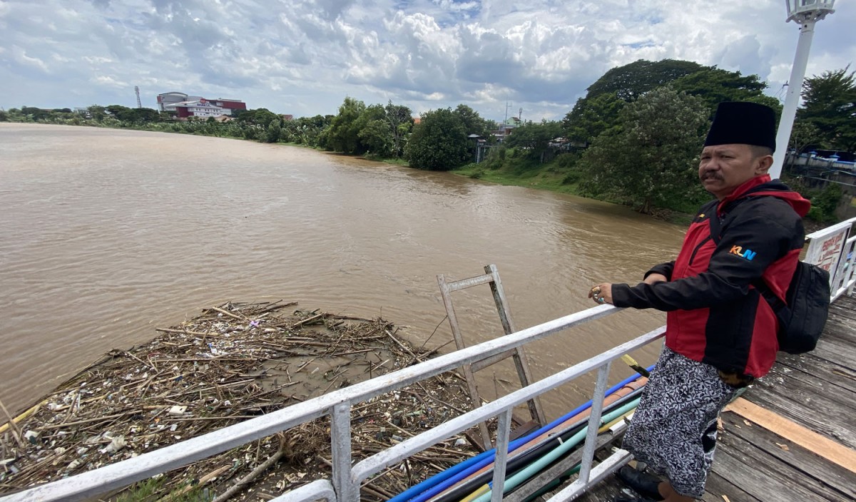 Imam Mubarok melihat tumpukan sampah di Jembatan Lama Kota Kediri (Foto: Yanuar Dedy/jatimnow.com)